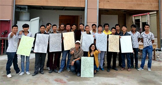數(shù)碼彩安順總代理張福瓊女士在安順開展涂裝工藝培訓(xùn)，與油工師傅合影留念