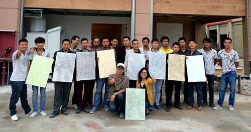 數(shù)碼彩安順總代理張福瓊女士在安順開展涂裝工藝培訓(xùn)，與油工師傅合影留念