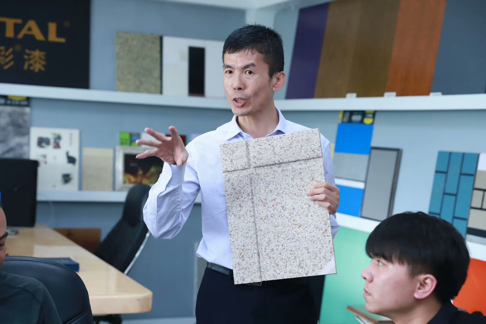歡迎廣東涂協(xié)、經(jīng)銷商分會(huì)經(jīng)銷商代表蒞臨數(shù)碼彩指導(dǎo)